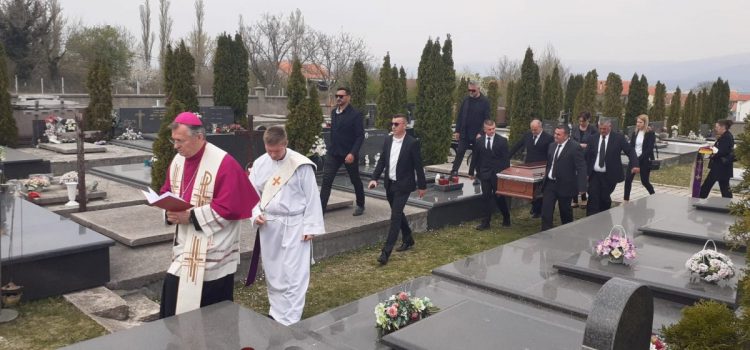 Sprovod don Petra Dukića u Košutama