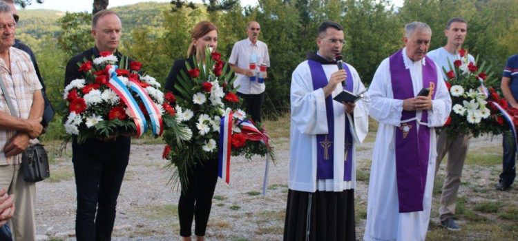 FOTOGALERIJA: Molitvom odrješenja i svetom misom obilježena 77. obljetnica strašnog pokolja Košućana, Turjačana i Brnažana na Kukuzovcu