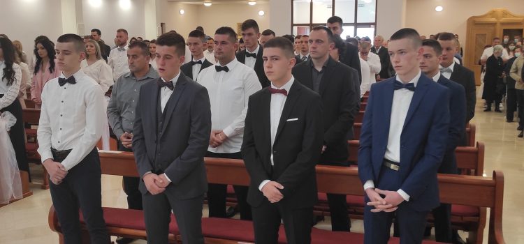 Sakrament potvrde u našoj župi za 34. krizmanice i krizmanika